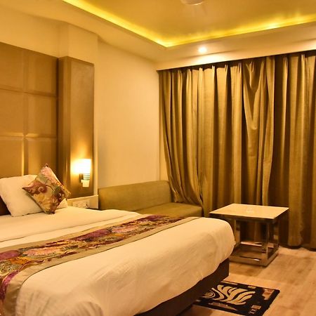 Hotel Deep Kanpur Esterno foto