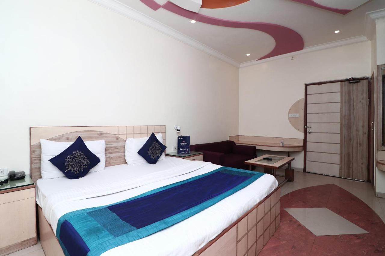 Hotel Deep Kanpur Esterno foto