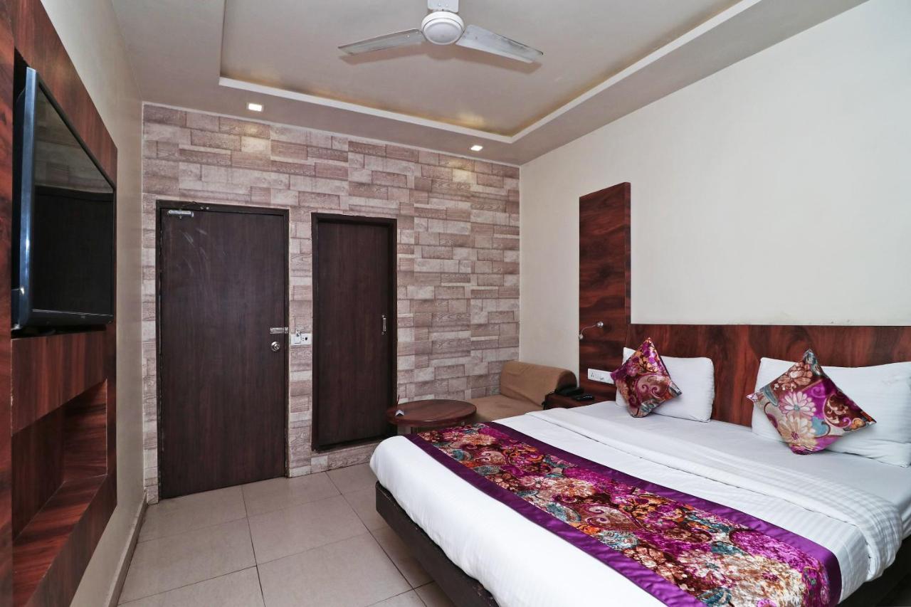 Hotel Deep Kanpur Esterno foto