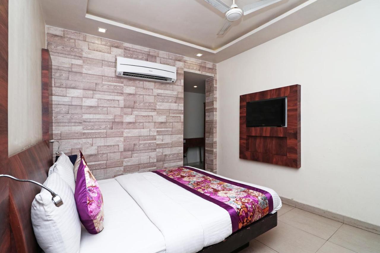 Hotel Deep Kanpur Esterno foto