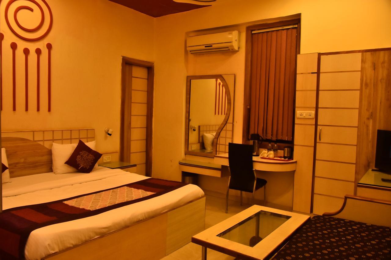 Hotel Deep Kanpur Esterno foto
