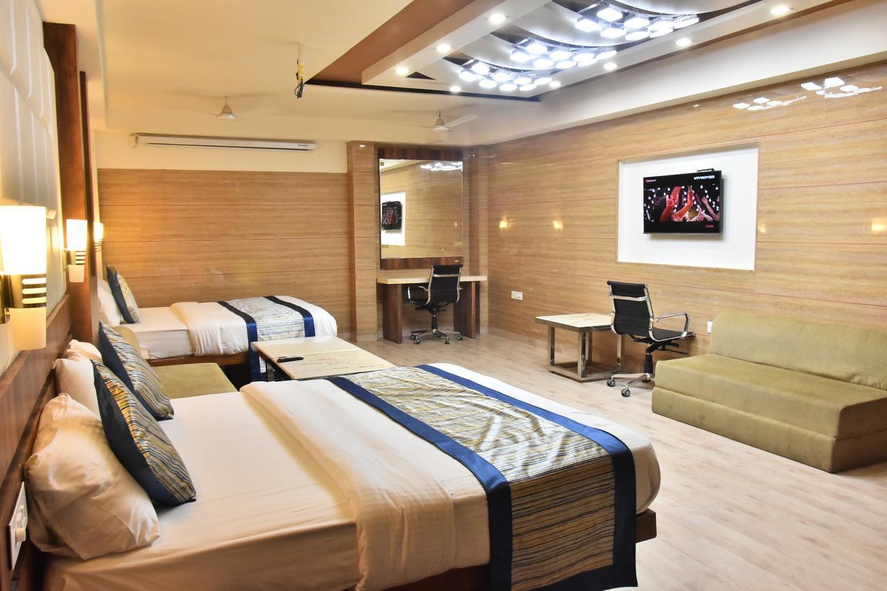 Hotel Deep Kanpur Esterno foto
