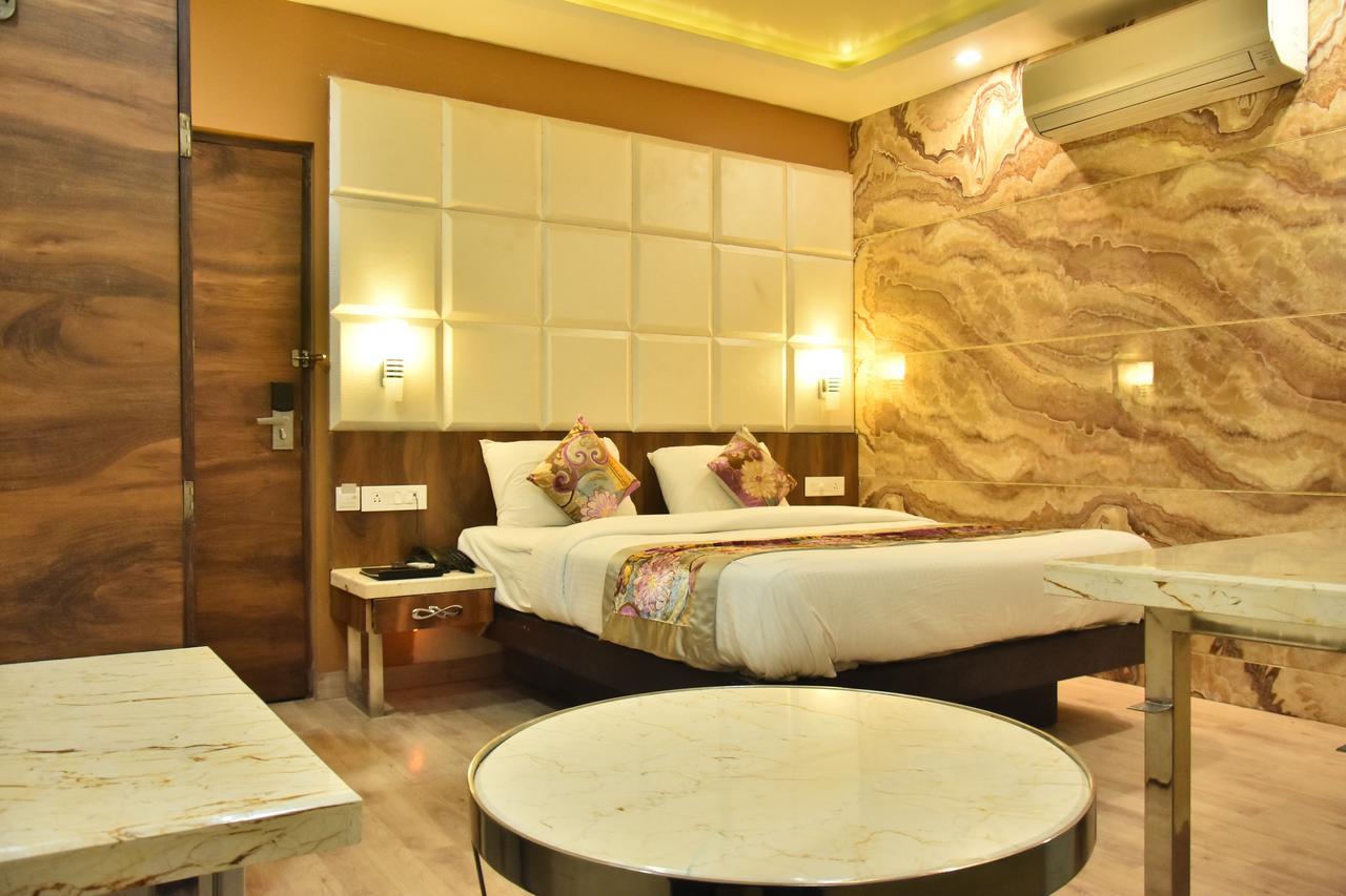 Hotel Deep Kanpur Esterno foto