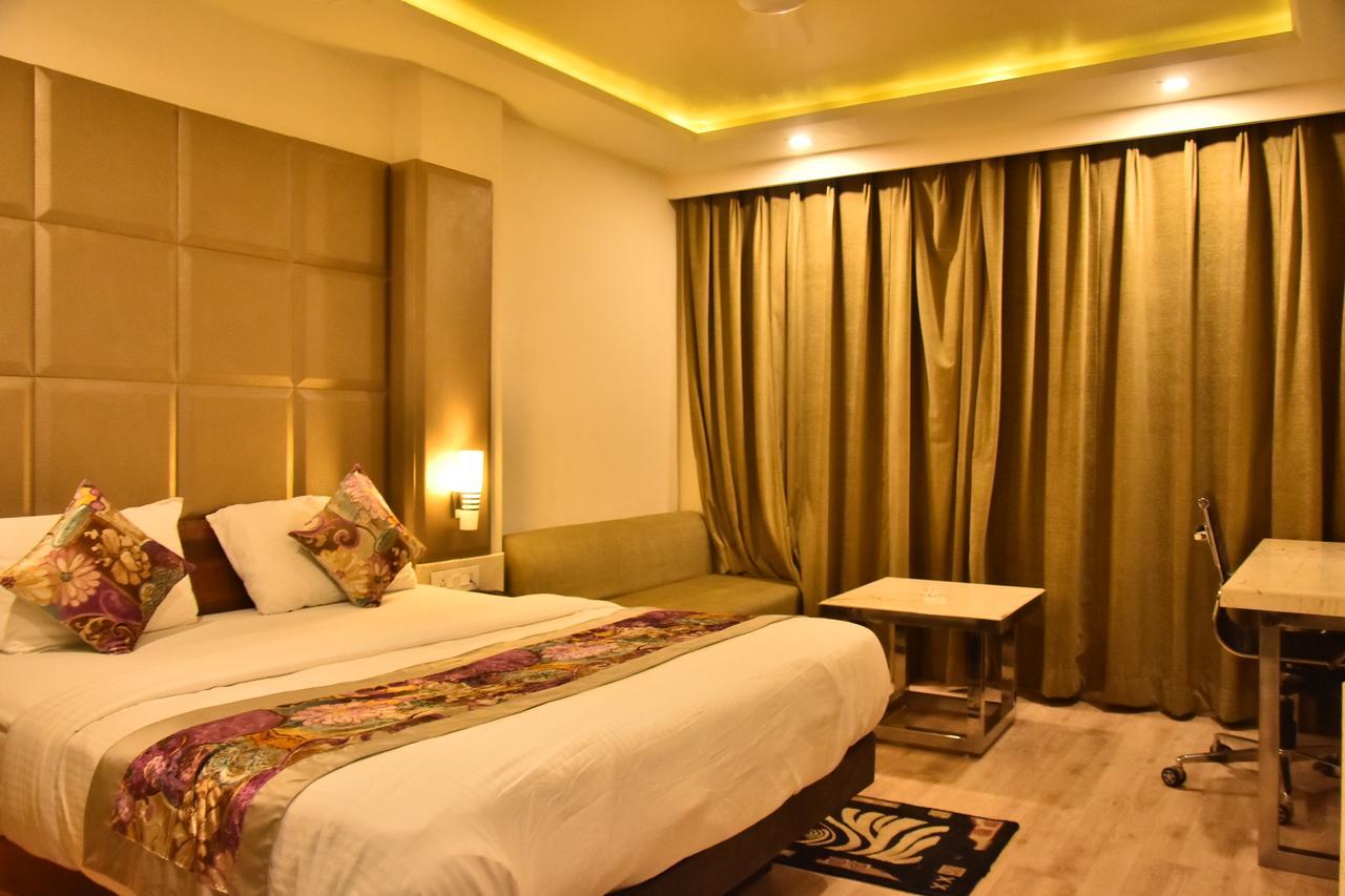 Hotel Deep Kanpur Esterno foto