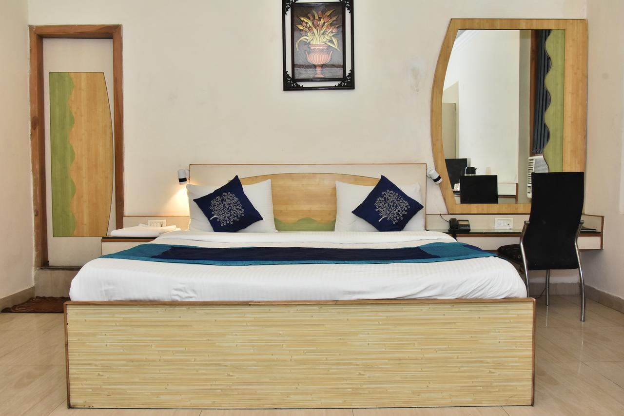 Hotel Deep Kanpur Esterno foto