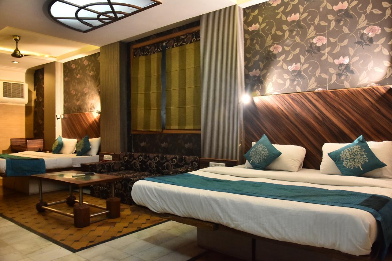 Hotel Deep Kanpur Esterno foto
