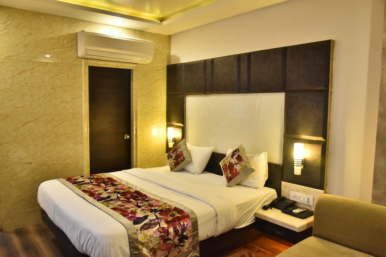 Hotel Deep Kanpur Esterno foto