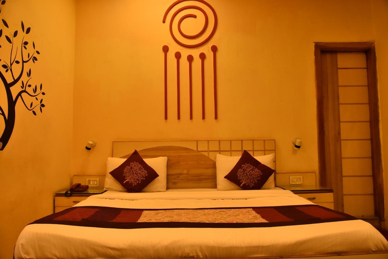 Hotel Deep Kanpur Esterno foto