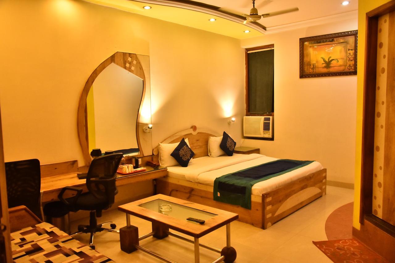 Hotel Deep Kanpur Esterno foto