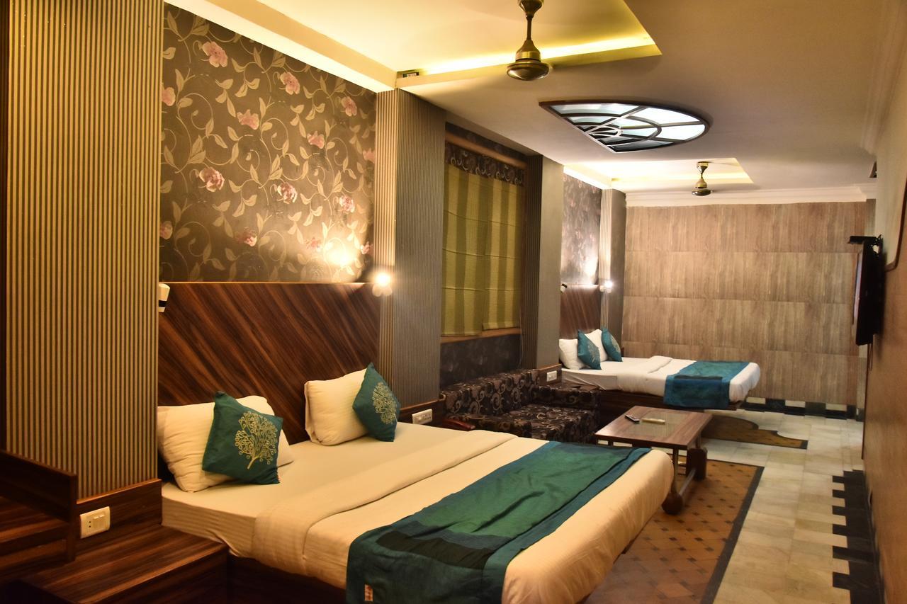 Hotel Deep Kanpur Esterno foto