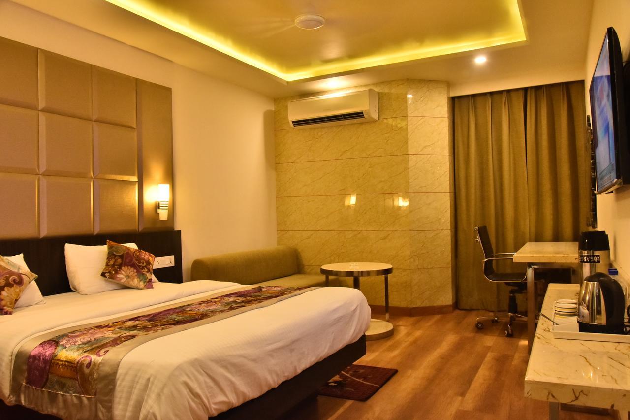 Hotel Deep Kanpur Esterno foto