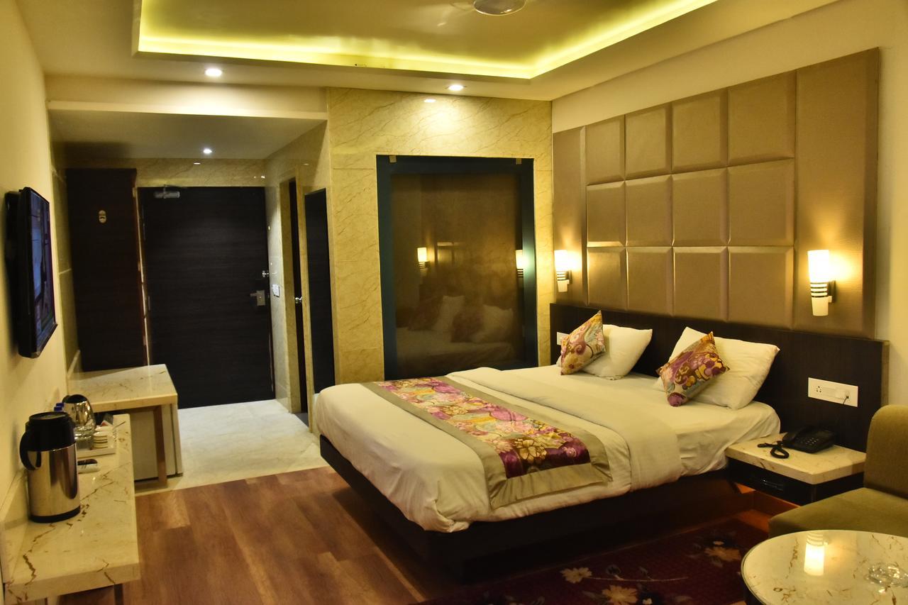 Hotel Deep Kanpur Esterno foto