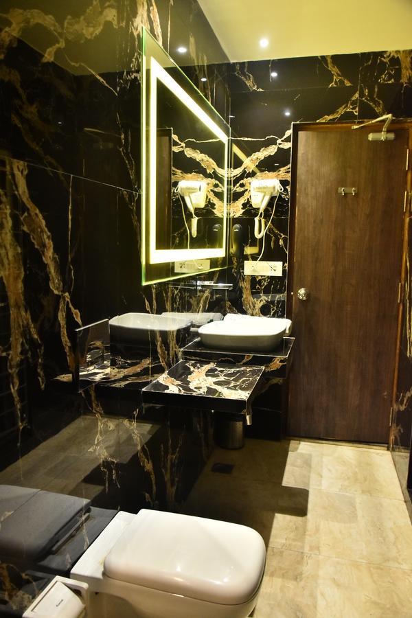 Hotel Deep Kanpur Esterno foto