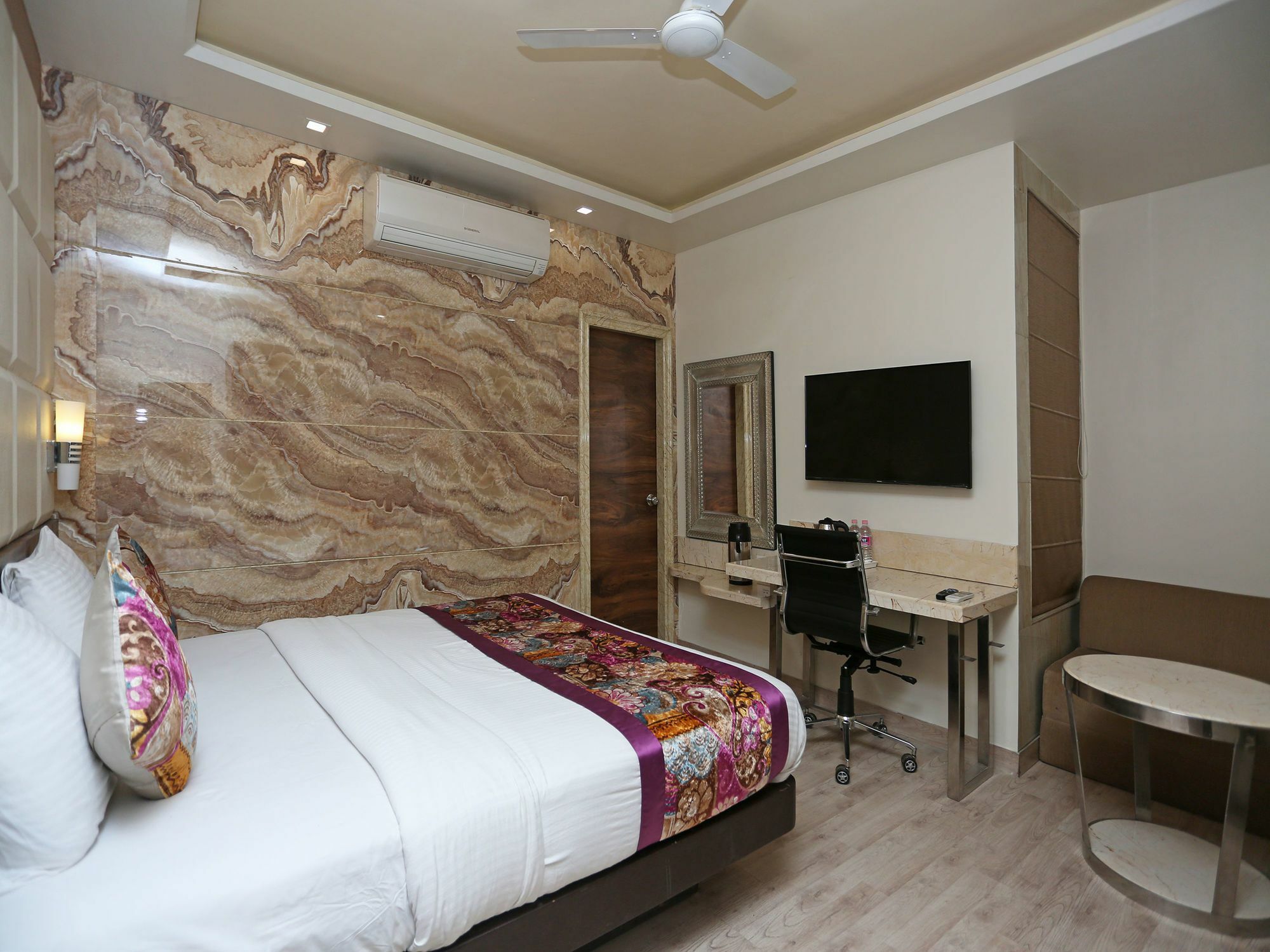Hotel Deep Kanpur Esterno foto