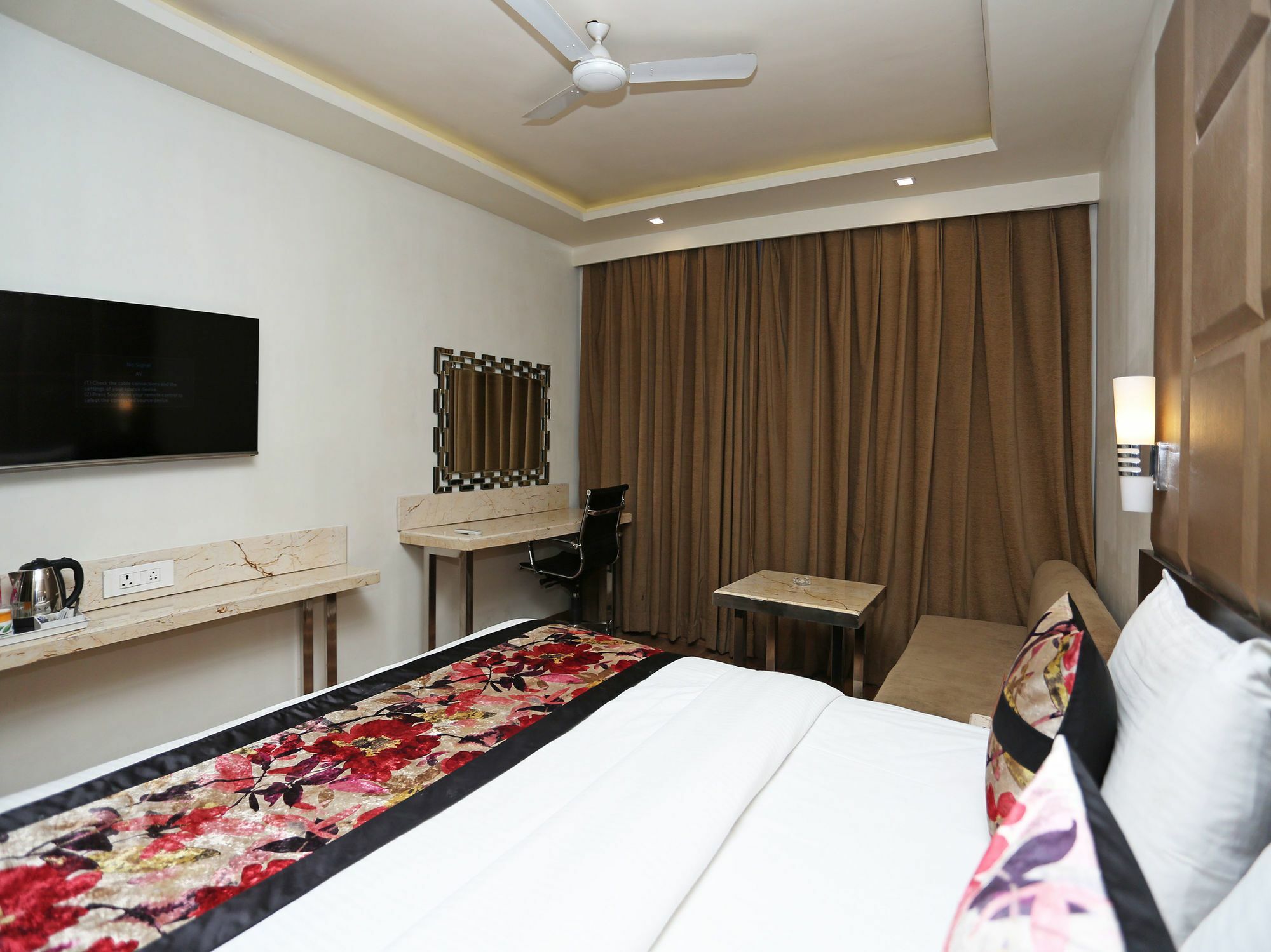 Hotel Deep Kanpur Esterno foto